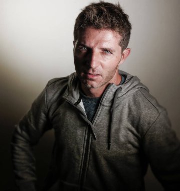 Sanki kızgın ve hayal kırıklığına uğramış seyir agresif tutum içinde azar yoğun ve tehditkar gözleri ile bakarak genç çekici kızgın ve üzgün adam dramatik stüdyo ışık hor ifade izole