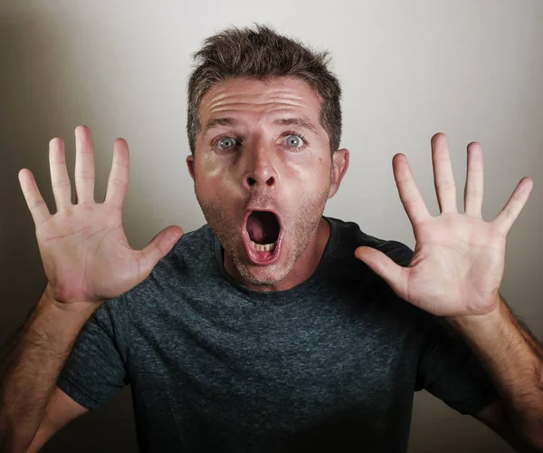Retrato Jovem Atraente Surpreso Homem Gestando Choque Descrença Exagerando Mãos — Fotografia de Stock
