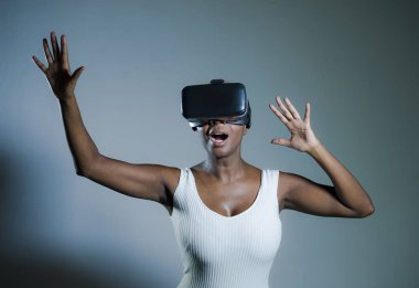 oynamak ve eğlenmek izole arka plan üzerinde sanal gerçeklik video oyununda zevk inanılmaz deneyim VR 3d vizyon giyen genç çekici meraklı siyah afro Amerikan kadın gözlüğü