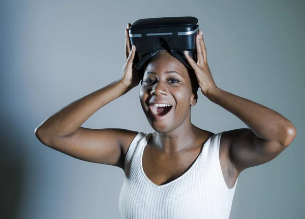 Junge Attraktive Und Glückliche Schwarze Afroamerikanerin Zeigt Vision Brille Nachdem — Stockfoto