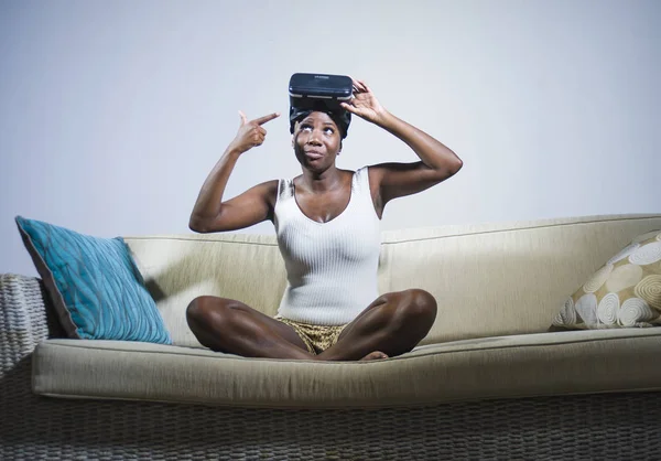 Ελκυστική Και Ευτυχισμένη Μαύρο Αφρο Αμερικανική Γυναίκα Δείχνει Όραμα Γυαλιά — Φωτογραφία Αρχείου
