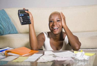 gülümseyen genç çekici ve mutlu başarılı siyah afro Amerikalı kadın iç muhasebe iş vergi ve pozitif mali denge ve para başarı kavramı olarak memnun