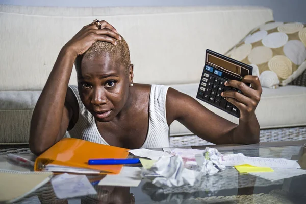 Kétségbeesett Hangsúlyozta Fekete Afro American Woman Számológép Papírmunka Banki Stressz — Stock Fotó