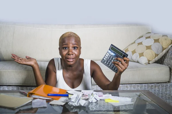 Verzweifelte Und Gestresste Afroamerikanische Frau Mit Taschenrechner Und Papierkram Bankwesen — Stockfoto