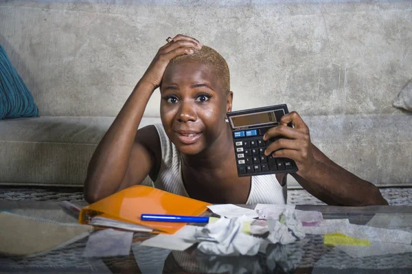 Mujer Afroamericana Negra Desesperada Estresada Con Calculadora Papeleo Bancario Contabilidad — Foto de Stock