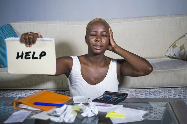 绝望和强调黑人非洲裔美国妇女与计算器和文书银行在压力会计业务财务税和付款在财务混乱和问题概念 — 图库照片