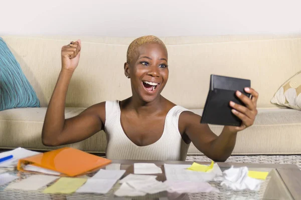 Jeune Attrayant Heureux Succès Noir Afro Femme Américaine Souriant Satisfait — Photo