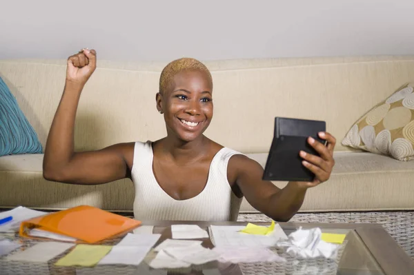 Ελκυστική Και Ευτυχισμένη Επιτυχημένη Μαύρο Αφρο Αμερικανικό Γυναίκα Χαμογελώντας Ικανοποιημένοι — Φωτογραφία Αρχείου