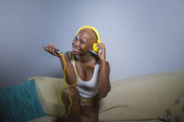 Όμορφες Και Χαρούμενες Χαλαρή Μαύρο Afro Αμερικανός Γυναίκα Ακούτε Μουσική — Φωτογραφία Αρχείου