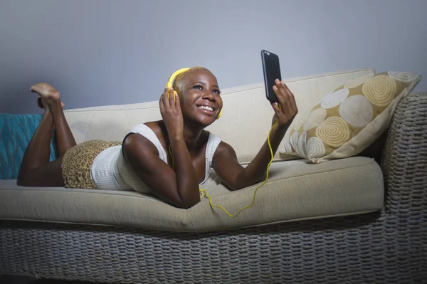 Młode Szczęśliwe Piękne Zrelaksowany Czarny Afro American Kobieta Słuchanie Muzyki — Zdjęcie stockowe