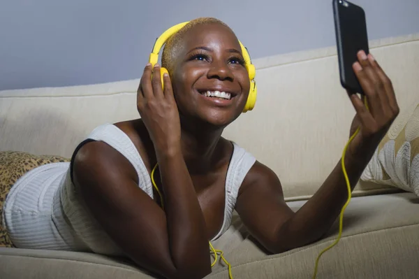 Mladá Šťastný Krásný Uvolněný Afro Americký Černoška Poslechu Hudby Sluchátky — Stock fotografie