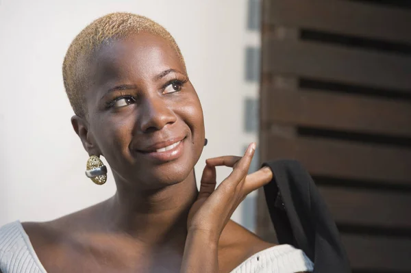 Крупным Планом Портрет Молодой Счастливой Привлекательной Чернокожей Афро Американской Женщины — стоковое фото