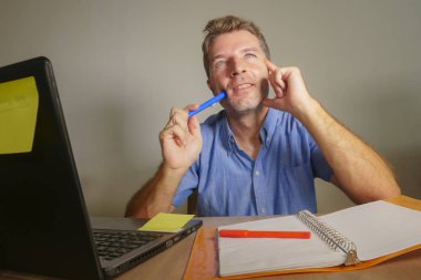 genç çekici ve mutlu iş dalgın ve düşünceli arıyorum dostum ve başarılı düşünme hayal eğer evde çalışma dizüstü bilgisayar office zihninde görselleştirme proje