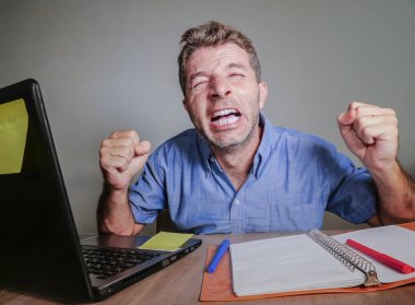 Genç deli vurguladı ve dağınık çalışma ve iş ve iş sorun ve office yaşam tarzı duygu yorgun ve sinirli dizüstü bilgisayar ile çaresiz çığlık adam boğulmuş