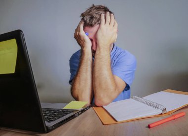 Genç deli vurguladı ve ofis masası çaresiz yüz eller iş iş sorun yaşam tarzı kavramı içinde boşa çıkarmak ile kapsayan dizüstü bilgisayar ile dağınık çalışan adam boğulmuş