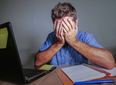 Genç deli vurguladı ve ofis masası çaresiz yüz eller iş iş sorun yaşam tarzı kavramı içinde boşa çıkarmak ile kapsayan dizüstü bilgisayar ile dağınık çalışan adam boğulmuş