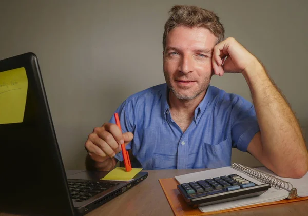 Jovem Homem Negócios Atraente Feliz Trabalhando Com Computador Portátil Casa — Fotografia de Stock