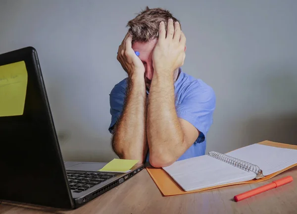 Jovem Louco Estressado Sobrecarregado Homem Trabalhando Confuso Mesa Escritório Desesperado — Fotografia de Stock