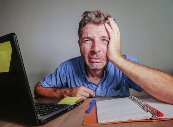 Jovem Louco Estressado Sobrecarregado Homem Trabalhando Confuso Mesa Escritório Desesperado — Fotografia de Stock