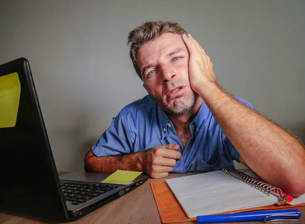 Joven Loco Estresado Abrumado Hombre Trabajando Desordenado Escritorio Oficina Desesperado — Foto de Stock