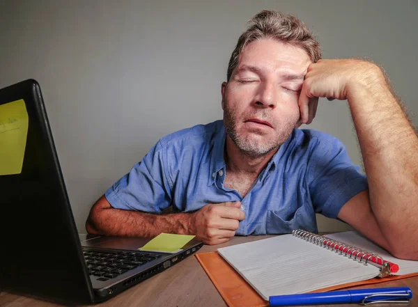 Joven Loco Estresado Abrumado Hombre Trabajando Desordenado Escritorio Oficina Desesperado — Foto de Stock