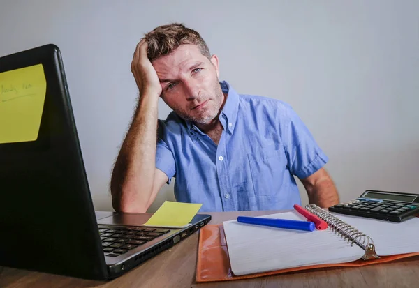 Jovem Louco Estressado Sobrecarregado Homem Trabalhando Confuso Mesa Escritório Desesperado — Fotografia de Stock