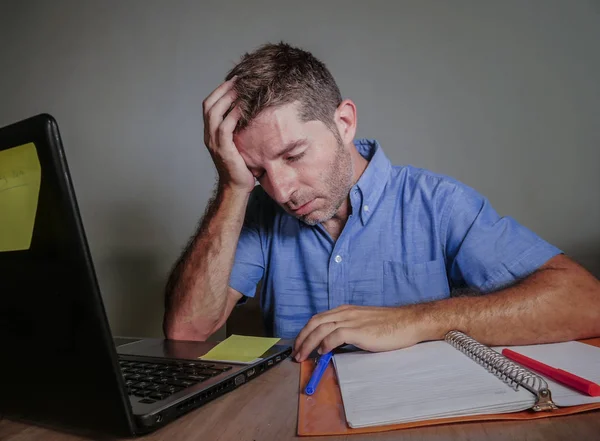 Joven Loco Estresado Abrumado Hombre Trabajando Desordenado Escritorio Oficina Desesperado —  Fotos de Stock