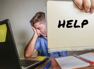 Genç umutsuz ve stresli iş adamı ofis resepsiyon üzgün acı stres boğulmuş ve sinirli yardımını dizüstü bilgisayar ile çalışan boğulmuş feeling