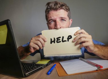Genç umutsuz ve stresli iş adamı ofis resepsiyon üzgün acı stres boğulmuş ve sinirli yardımını dizüstü bilgisayar ile çalışan boğulmuş feeling