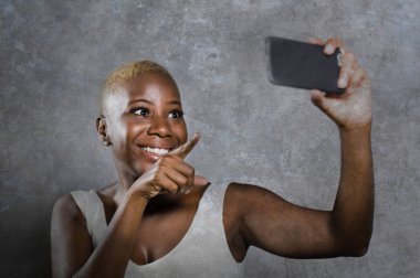 Selfie resim portre ile cep telefonu alarak ya da kendi kendine portre video neşeli poz kaydetme heyecanlı gülümseyen genç güzel ve mutlu siyah afro Amerikalı kadın izole arka plan üzerinde eğleniyor
