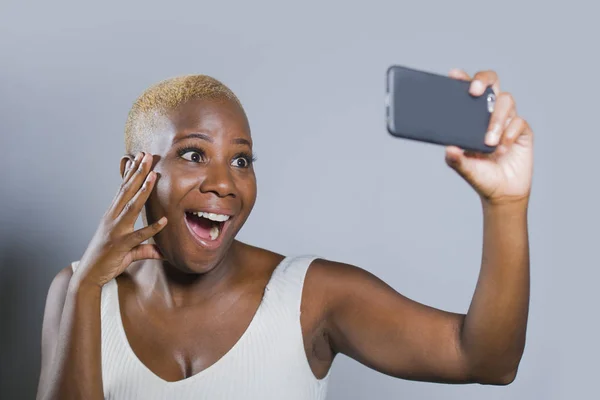 아프리카 휴대폰 Selfie 초상화 초상화 비디오 즐거운 배경에 — 스톡 사진