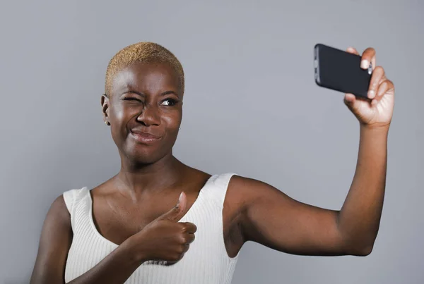 아프리카 휴대폰 Selfie 초상화 포즈는 초상화 비디오 엄지손가락 — 스톡 사진