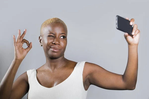 Fiatal Szép Boldog Fekete Afro Amerikai Mosolyogva Izgatott Figyelembe Selfie — Stock Fotó