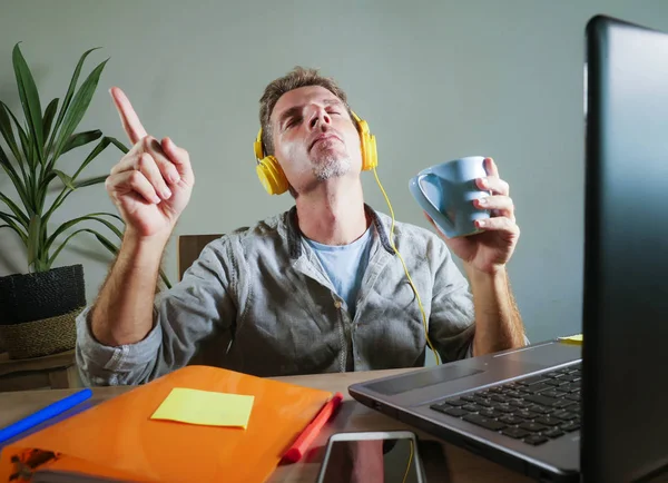 Jovem Homem Atraente Feliz Com Fones Ouvido Amarelos Sentados Mesa — Fotografia de Stock