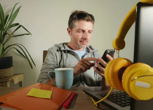 Jovem Atraente Bem Sucedido Empresário Autônomo Usando Telefone Celular Enviando — Fotografia de Stock