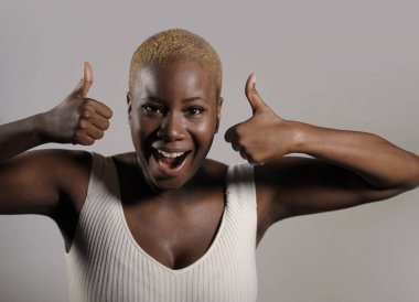 işareti pozitif ve oynak serin egzotik traş baş saç tarzı iyi vibes izole kavramı arka planda seyir yukarı ok başparmak veren gülümseyen genç güzel ve mutlu siyah afro Amerikalı kadın