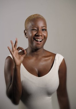 baş saç stili iyi vibes izole kavramı studio arka planda olumlu ve oynak serin egzotik görünümlü ok işaret veren gülümseyen genç güzel ve mutlu siyah afro Amerikalı kadın traş