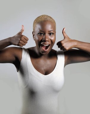 işareti pozitif ve oynak serin egzotik traş baş saç tarzı iyi vibes izole kavramı arka planda seyir yukarı ok başparmak veren gülümseyen genç güzel ve mutlu siyah afro Amerikalı kadın