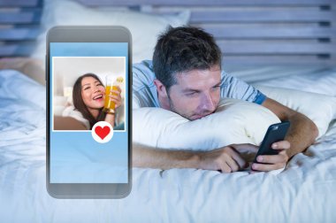 seks ya da aşk cep telefonuyla internet ilişki ve sosyal medya app modern yaşam tarzı kalma gibi gönderme bir güzel kız bilgileri bulmak için arama satırındaki yatakta yatan genç çekici adam