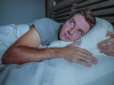 uykusuzluk uyku bozukluğu depresif ve dinlenme sefaletle stres kavramı içinde üzgün acı çekici adam uyanık gece yatakta gözleri kocaman uykusuz yalan açıldı huzursuz endişeli genç