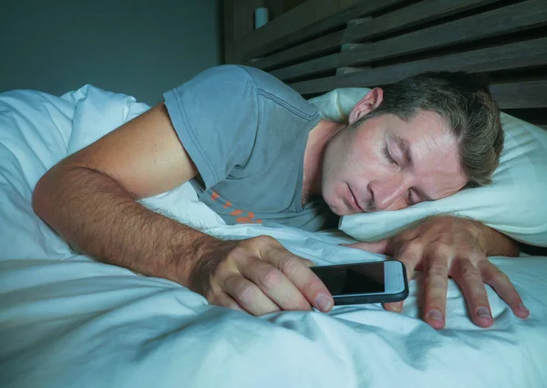 Jovem Atraente Bonito Cansado Homem Seus Anos Cama Dormindo Pacificamente — Fotografia de Stock