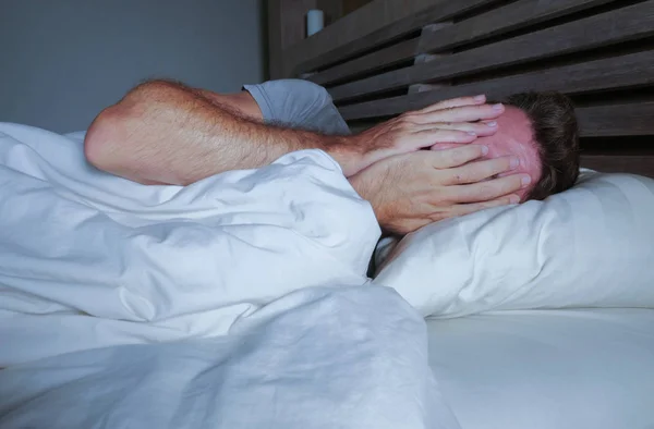 Pria Muda Yang Gelisah Menarik Terjaga Malam Hari Berbaring Tempat — Stok Foto