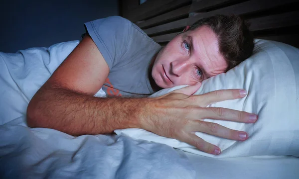 Inquieto Preocupado Joven Atractivo Hombre Despierto Por Noche Acostado Cama — Foto de Stock