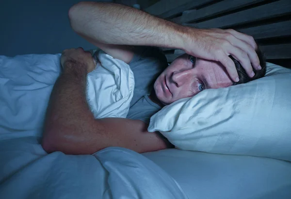 Inquieto Preocupado Jovem Atraente Homem Acordado Noite Deitado Cama Sem — Fotografia de Stock