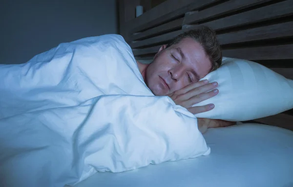 Молодой Привлекательный Красивый Уставший Мужчина Лет Постели Спать Покрыты Одеялом — стоковое фото