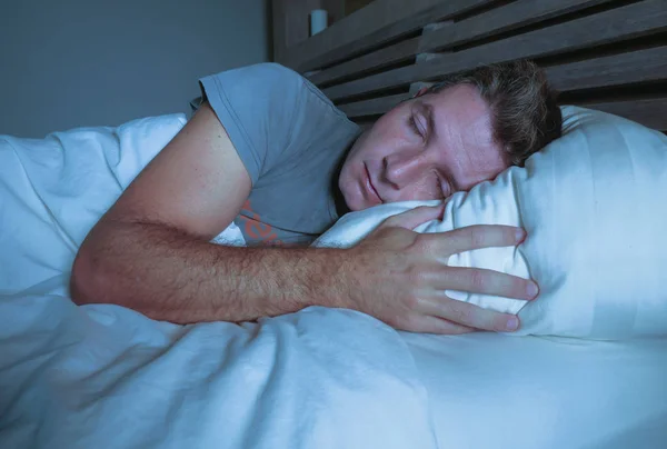 Vonzó Csinos Fiatal Ember Vagy Ágyban Alszik Békésen Fáradt Nyugodt — Stock Fotó
