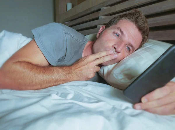 Giovane Uomo Attraente Sorridente Felice Sdraiato Sul Letto Notte Utilizzando — Foto Stock