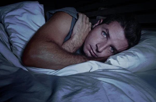 Неспокійний Стурбований Молодий Привабливий Чоловік Прокидається Вночі Лежачи Ліжку Безсонні — стокове фото