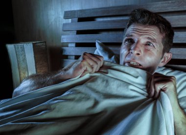 uykusuz genç adam yatakta yatan vurguladı ve acı kabus ve kötü kapma yorgan korkmuş ve uyku bozukluğu ve sorun yaşam tarzı kavramı dinlenme paranoyak hayal korku korkuyor