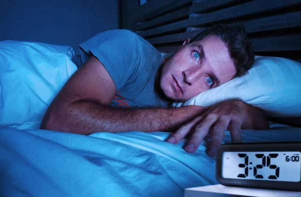 Inquieto Preocupado Jovem Atraente Homem Acordado Noite Deitado Cama Sem — Fotografia de Stock